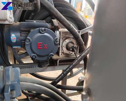 Explosion-proof dredging robot